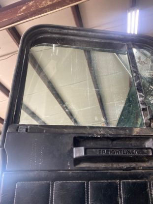 Picture of (Used) 1997 Freightliner FLD112, DOOR WINDOW,
Side: Driver side,
Material: Glass,

 
