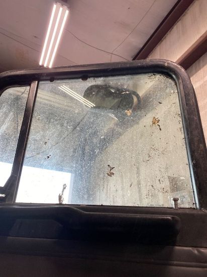 Picture of Used 2001 Peterbilt 379, DOOR WINDOW, 
Passenger side, glass, clear,
 
(CRG Heavy Truck Parts)