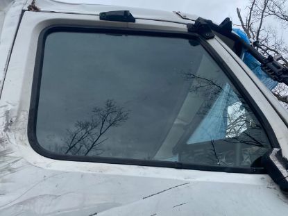 Picture of Used 2004 Volvo VHD, DOOR WINDOW, PASSENGER SIDE, glass, clear, 
 
(CRG Heavy Truck Parts)