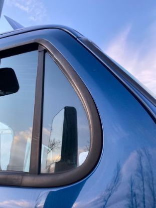 Picture of (USED) 2015 Freightliner Cascadia 113, DOOR VENT WINDOW,
Glass, clear, passenger side,
 
