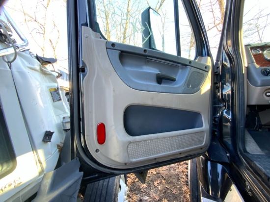 Picture of (Used) 2015 Freightliner Cascadia 125, INTERIOR DOOR PANEL