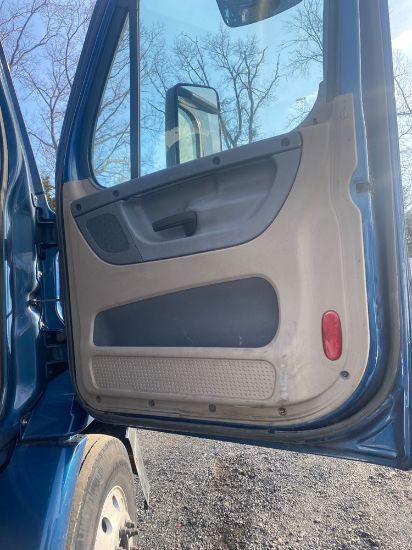 Picture of (USED) 2015 Freightliner Cascadia 113, DOOR INTERIOR PANEL,
Passenger side, tan, plastic, slightly scuffed (see photo)
 
(CRG Heavy Truck Parts)