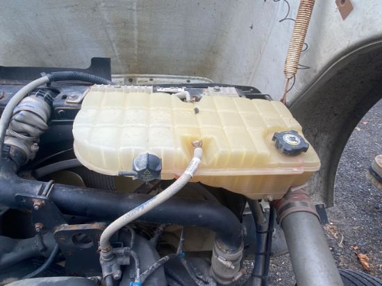 Picture of Used 2014 Peterbilt 367, COOLANT RESERVOIR, 
Make: Peterbilt,
Passenger side, plastic, transparent,white,
 
(CRG Heavy Truck Parts)
*F56174*