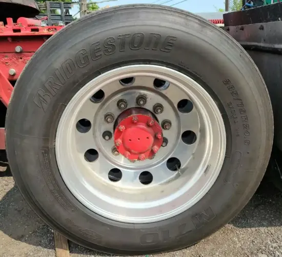 Picture of (Used) 2001 Kenworth T2000, FRONT DIFFERENTIAL HUBS