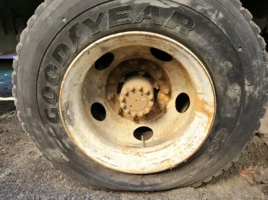 Picture of (Used) 2004 Chevrolet C7500, DIFFERENTIAL HUBS