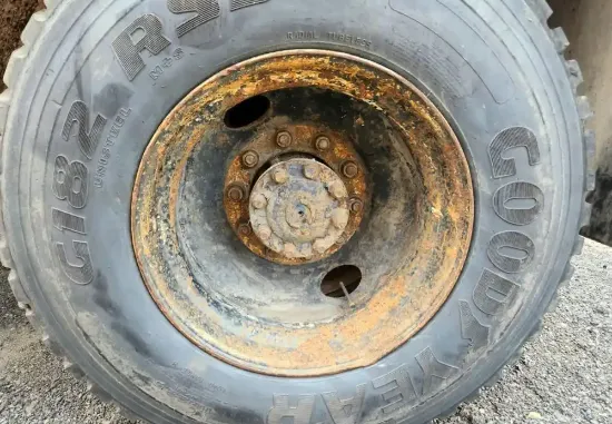 Picture of (Used) 2001 International 4900, DIFFERENTIAL HUBS