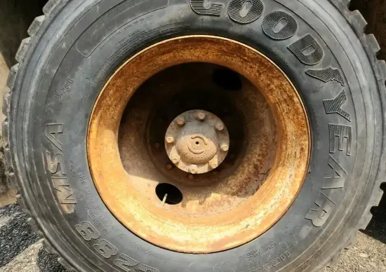 Picture of (Used) 2001 International 4900, DIFFERENTIAL HUBS