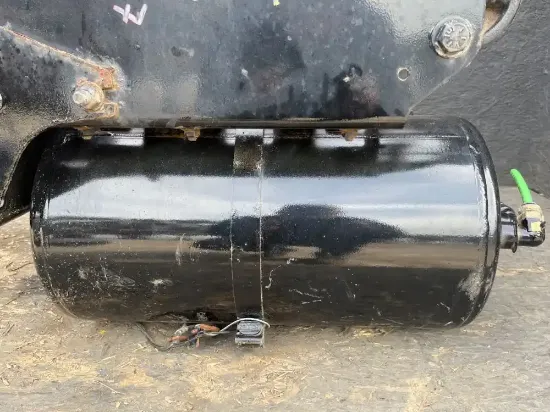 Picture of Used) 2016 Freightliner Cascadia 125, AIR TANK
Side: Driver Side  
Location: Bottom  
Material: Steel  
Dimensions: L=28”, D=11”. 
Front Ports: 1 
Rear Ports: 4 
  
 
,  
