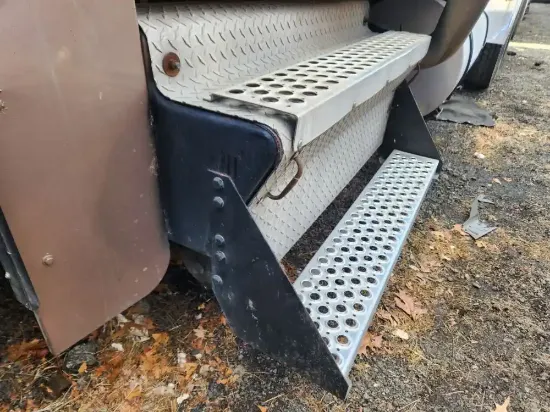 Picture of (Used) 2005 Kenworth W900, BATTERY BOX