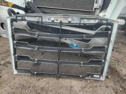 Picture of (Used) 2021 Freightliner Cascadia 126, GRILLE, 
Length: L=36.1/8", H=29.5",
Material: Plastic, 
Color: Chrome, 
 


 
