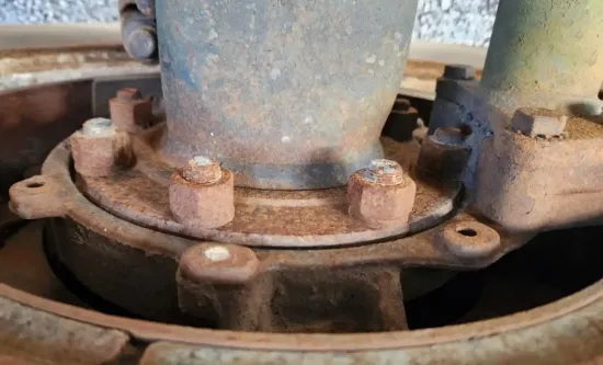 Picture of (Used) 2009 Mack CXU612, FRONT DIFFERENTIAL HUBS