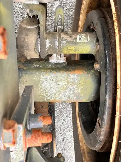 Picture of (Used) 2004 Sterling L9500, FRONT DIFFERENTIAL HUBS