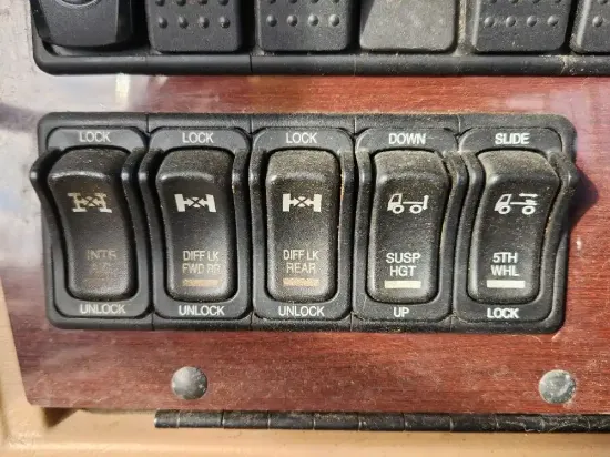 Picture of (Used) 2020 Western Star 4900 FA, MISCELLANEOUS DASH SWITCHES