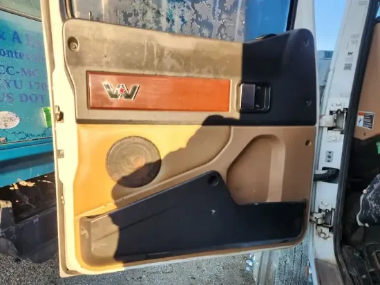 Picture of (Used) 2020 Western Star 4900 FA, INTERIOR DOOR PANEL
