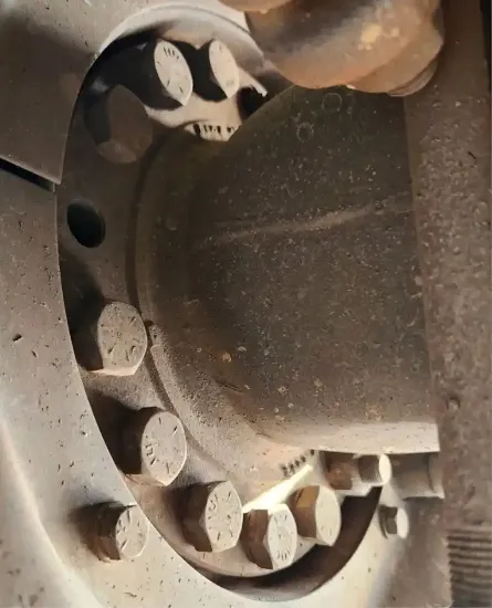 Picture of (Used) 2005 Sterling L7500, DIFFERENTIAL HUBS