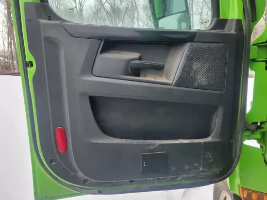 Picture of (Used) 2024 Freightliner Cascadia 116 Day Cab, INTERIOR DOOR PANEL