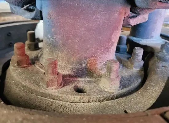 Picture of (Used) 2003 Mack CH613, FRONT DIFFERENTIAL HUBS