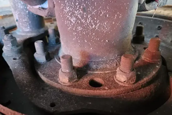 Picture of (Used) 2003 Mack CH613, FRONT DIFFERENTIAL HUBS