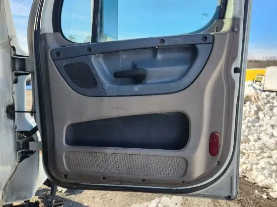 Picture of (Used) 2015 Freightliner Cascadia 125, INTERIOR DOOR PANEL