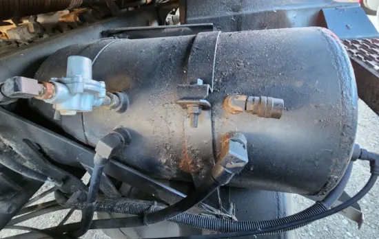 Picture of (Used) 2003 Mack CH613, AIR TANK (1)