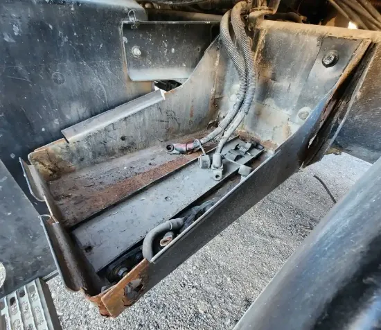 Picture of (Used) 2003 Mack CH613, BATTERY BOX