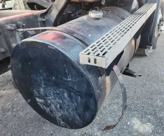 Picture of (Used) 2003 Mack CH613, FUEL TANK