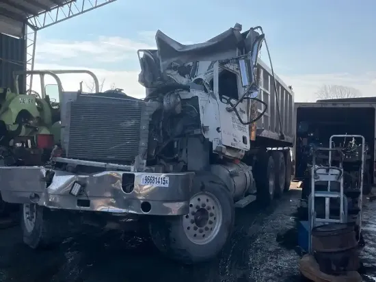 Picture of 2006-mack-chn613-truck-delivery