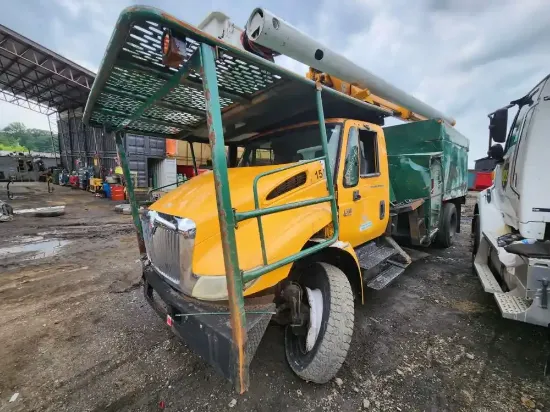 Picture of 2004-international-4300-truck-delivery