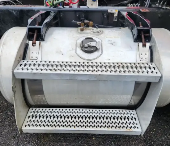 Picture of (Used) 2018 Peterbilt 567, FUEL TANK STEPS