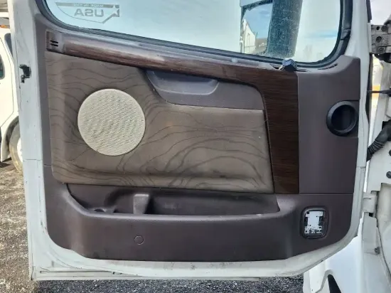 Picture of (Used) 2017 Volvo VNL, INTERIOR DOOR PANEL