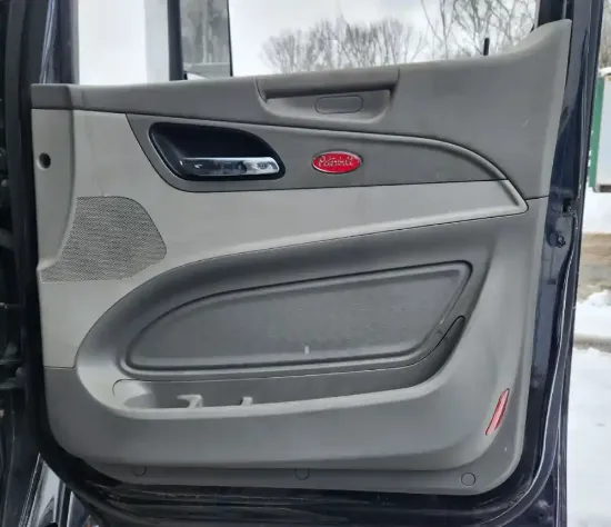 Picture of (Used) 2018 Peterbilt 579, INTERIOR DOOR PANEL