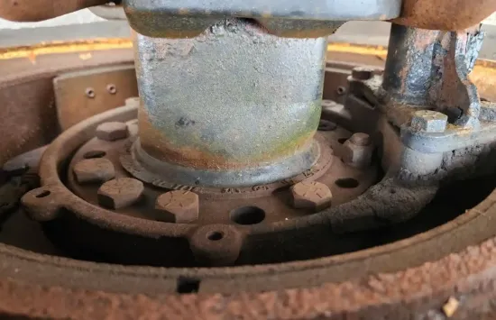 Picture of (Used) 2000 International 9400, FRONT DIFFERENTIAL HUBS