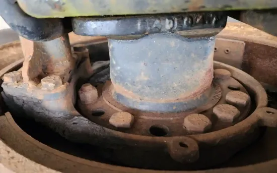 Picture of (Used) 2000 International 9400, FRONT DIFFERENTIAL HUBS