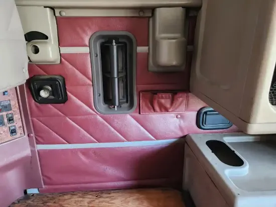 Picture of (Used) 2000 International 9400, HEAD LINER BUNK