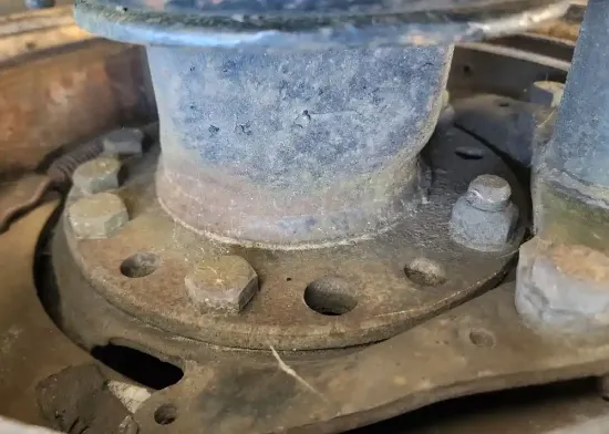 Picture of (Used) 2004 International 9400I, FRONT DIFFERENTIAL HUBS