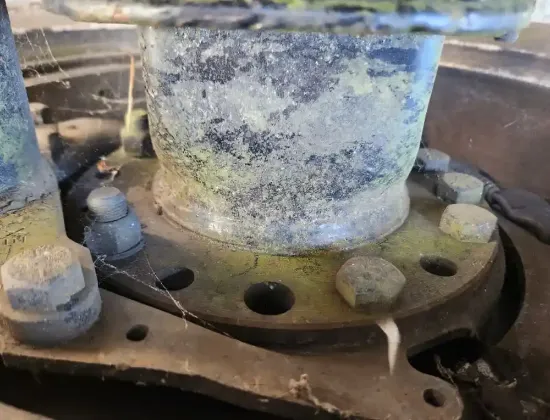 Picture of (Used) 2004 International 9400I, FRONT DIFFERENTIAL HUBS