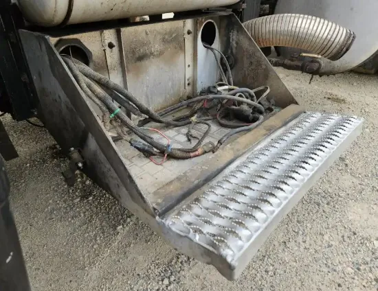 Picture of (Used) 2004 Peterbilt 385, BATTERY BOX
