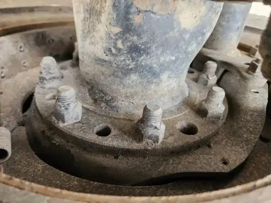 Picture of (Used) 2004 Peterbilt 385, FRONT DIFFERENTIAL HUBS
