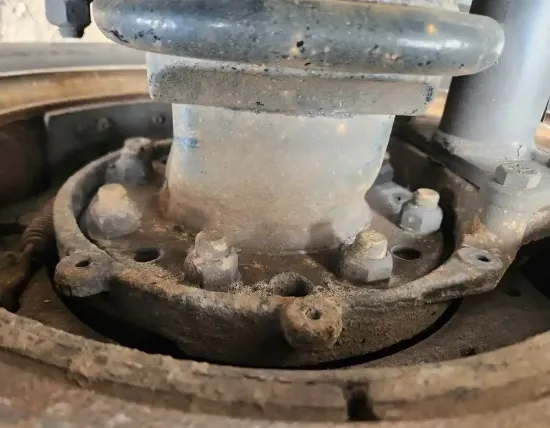 Picture of (Used) 2006 Freightliner Columbia 120, FRONT DIFFERENTIAL HUBS