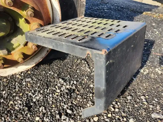 Picture of (Used) 1999 GMC C6500, BATTERY BOX COVER