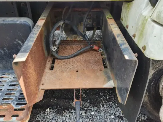 Picture of (Used) 1999 GMC C6500, BATTERY BOX