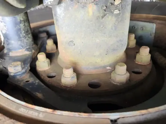 Picture of (Used) 2006 Volvo VNL, FRONT DIFFERENTIAL HUBS