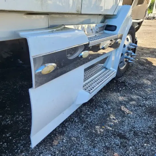 Picture of (Used) 2006 Volvo VNL, TANK FAIRINGS