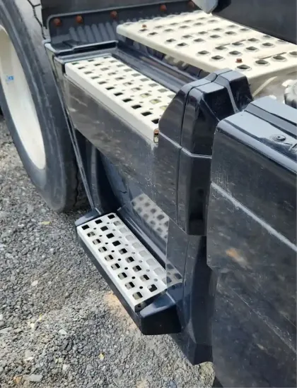 Picture of (Used) 2017 Volvo VNL, TANK FAIRINGS
