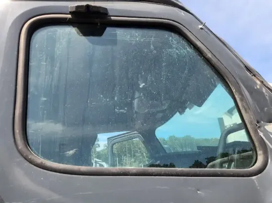 Picture of (Used) 2022 Freightliner Cascadia 126, DOOR GLASS