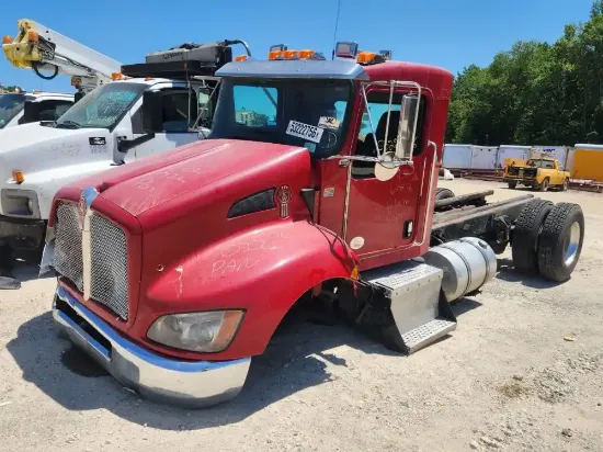 Picture of 2010-kenworth-t300-truck-delivery