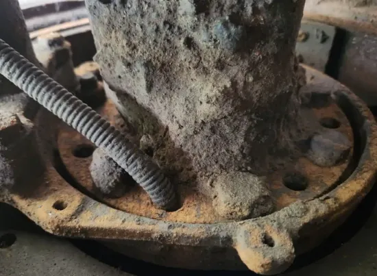 Picture of (Used) 2000 Sterling L9500, REAR DIFFERENTIAL HUBS