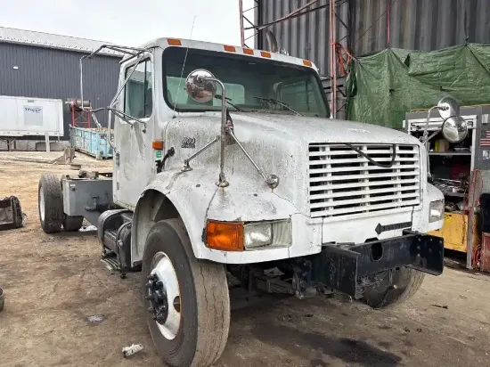 Picture of 2000-international-4900-truck-delivery