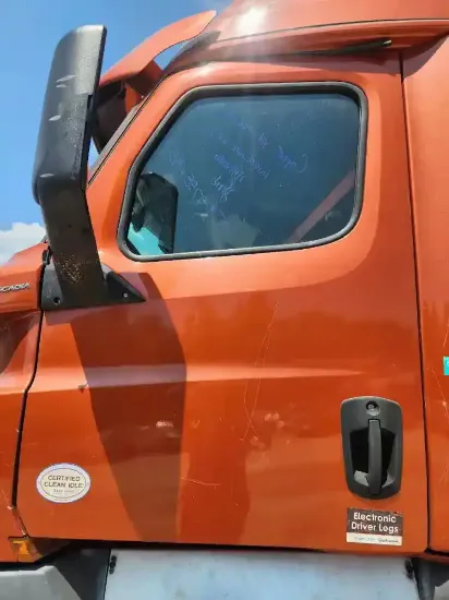 Picture of (Used) 2020 Freightliner Cascadia 126, DOOR