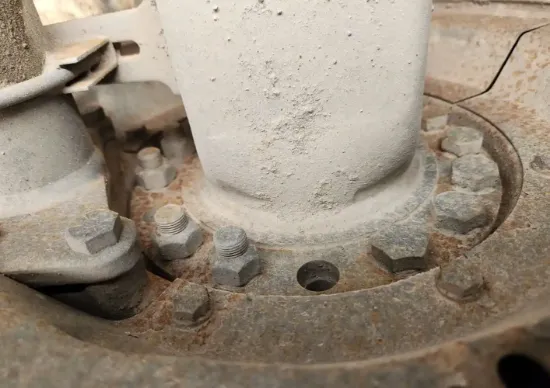 Picture of (Used) 2005 Sterling L9500, FRONT DIFFERENTIAL HUBS